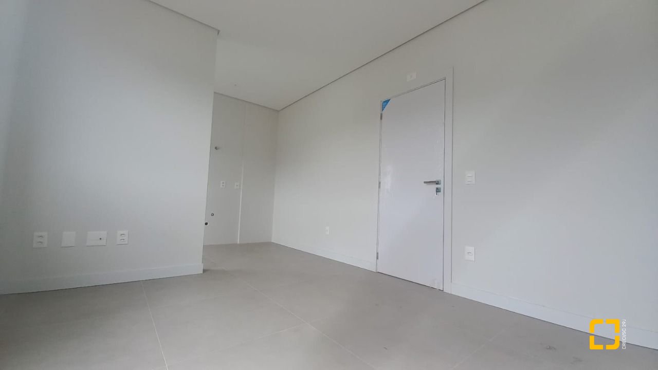 Apartamento com 39m², 1 quarto, 1 garagem, no bairro Carvoeira em Florianópolis