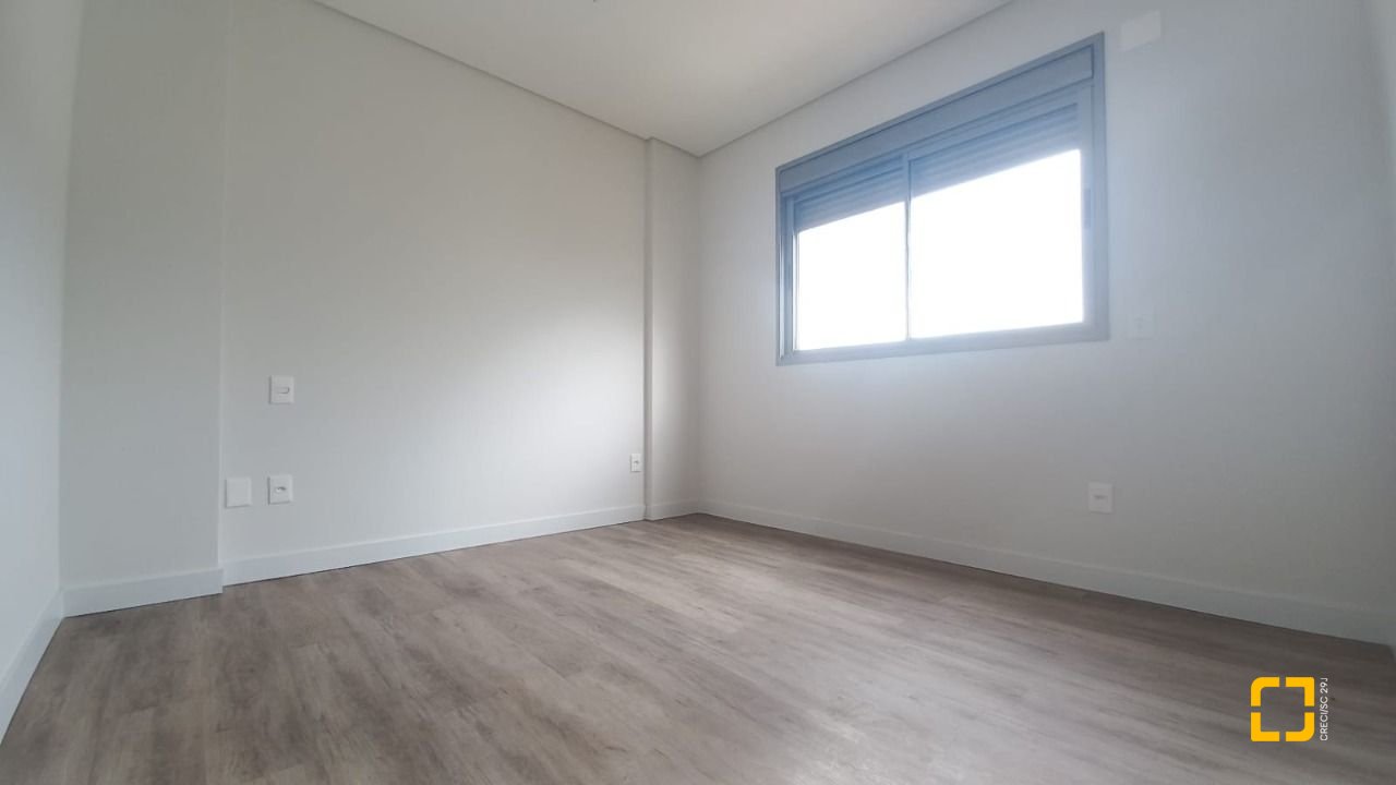 Apartamento com 39m², 1 quarto, 1 garagem, no bairro Carvoeira em Florianópolis