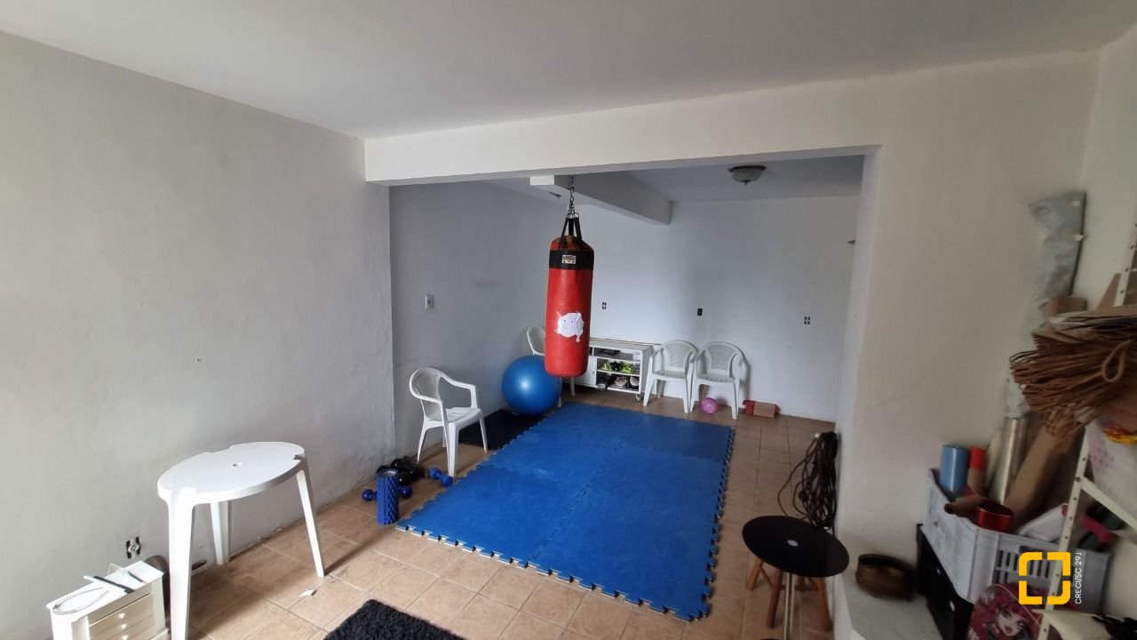Casa com 274m², 8 quartos (sendo 3 suítes), 4 garagens, no bairro Itaguaçu em Florianópolis