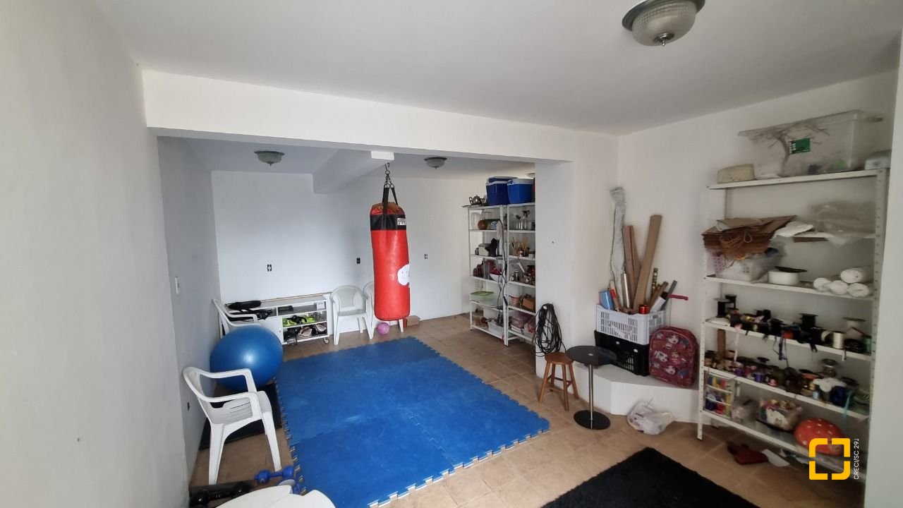 Casa com 274m², 8 quartos (sendo 3 suítes), 4 garagens, no bairro Itaguaçu em Florianópolis