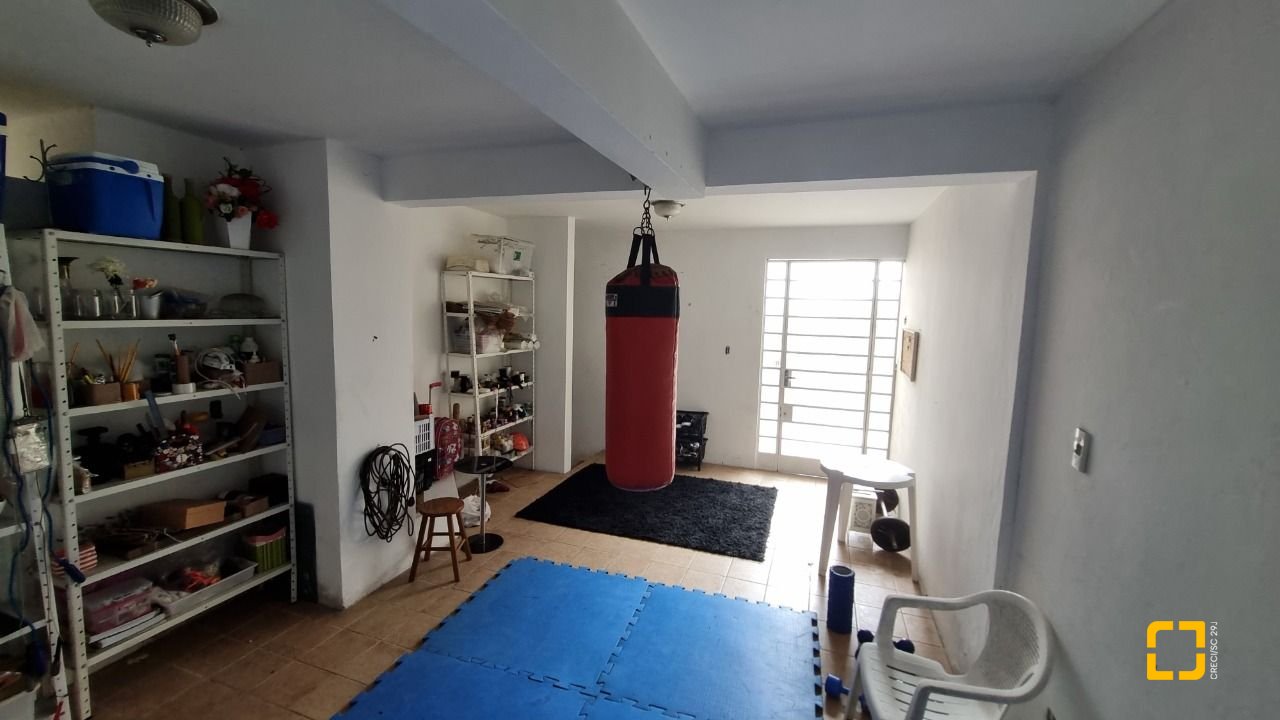 Casa com 274m², 8 quartos (sendo 3 suítes), 4 garagens, no bairro Itaguaçu em Florianópolis