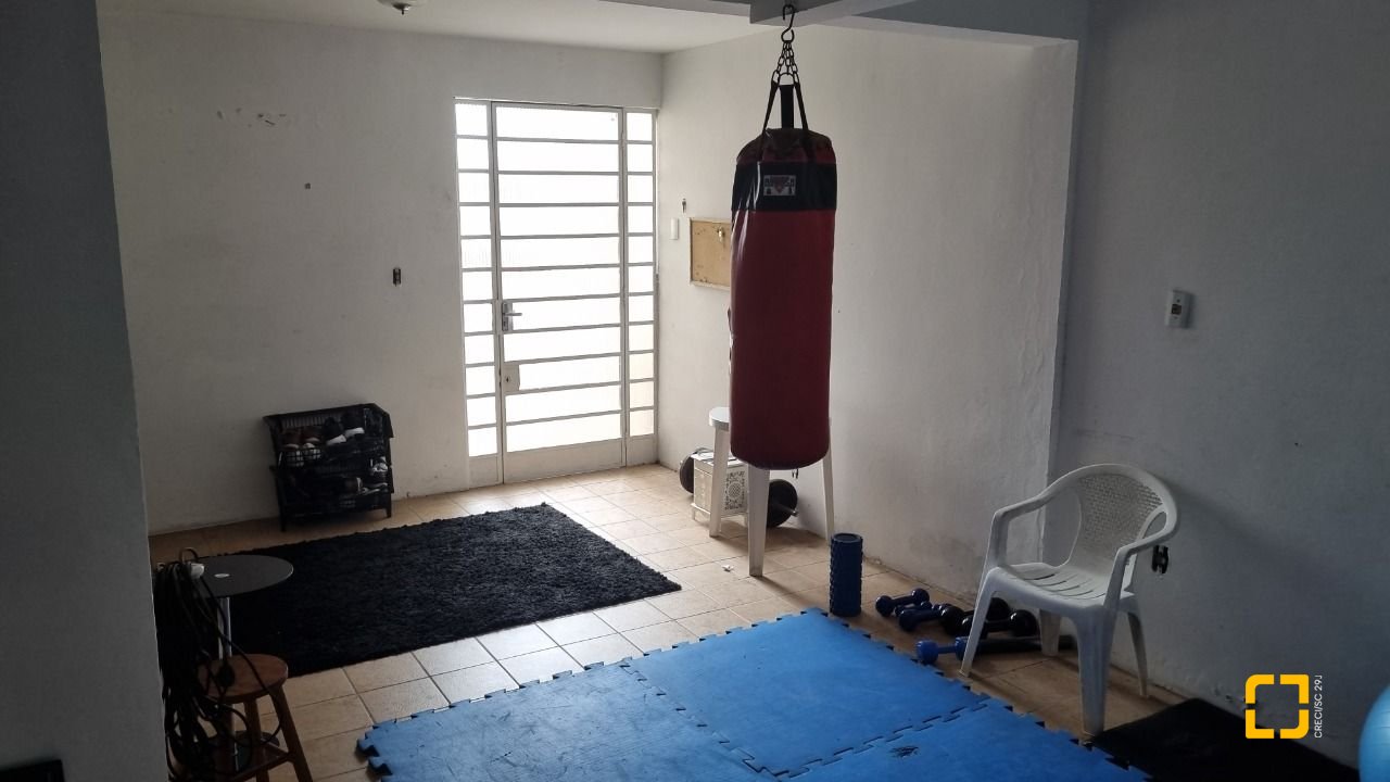 Casa com 274m², 8 quartos (sendo 3 suítes), 4 garagens, no bairro Itaguaçu em Florianópolis