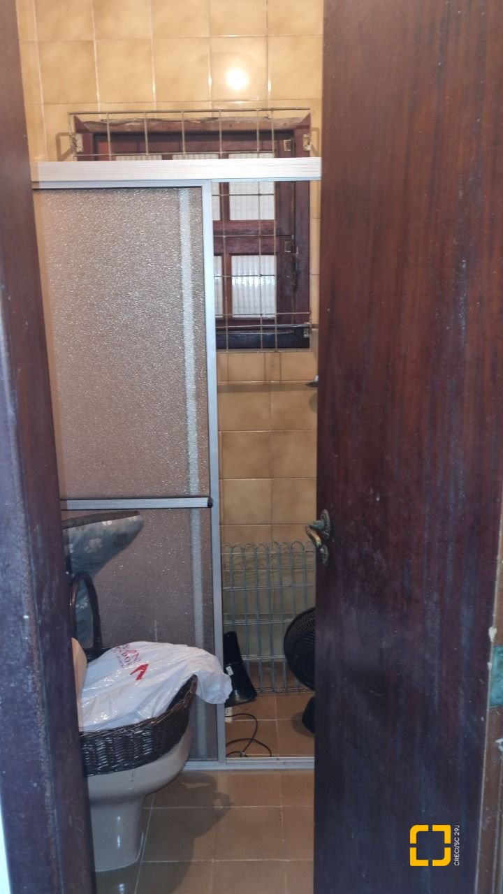 Casa com 274m², 8 quartos (sendo 3 suítes), 4 garagens, no bairro Itaguaçu em Florianópolis