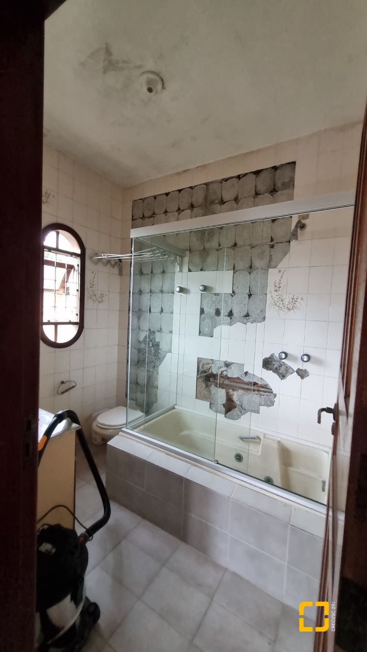 Casa com 274m², 8 quartos (sendo 3 suítes), 4 garagens, no bairro Itaguaçu em Florianópolis