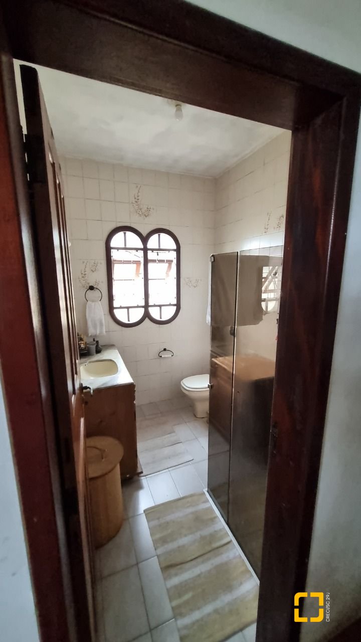 Casa com 274m², 8 quartos (sendo 3 suítes), 4 garagens, no bairro Itaguaçu em Florianópolis