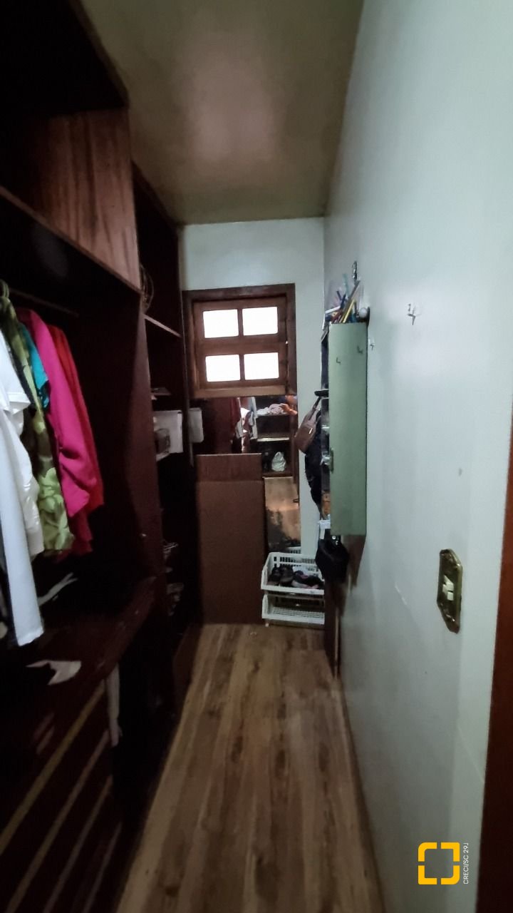 Casa com 274m², 8 quartos (sendo 3 suítes), 4 garagens, no bairro Itaguaçu em Florianópolis
