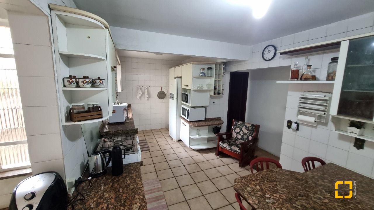 Casa com 274m², 8 quartos (sendo 3 suítes), 4 garagens, no bairro Itaguaçu em Florianópolis