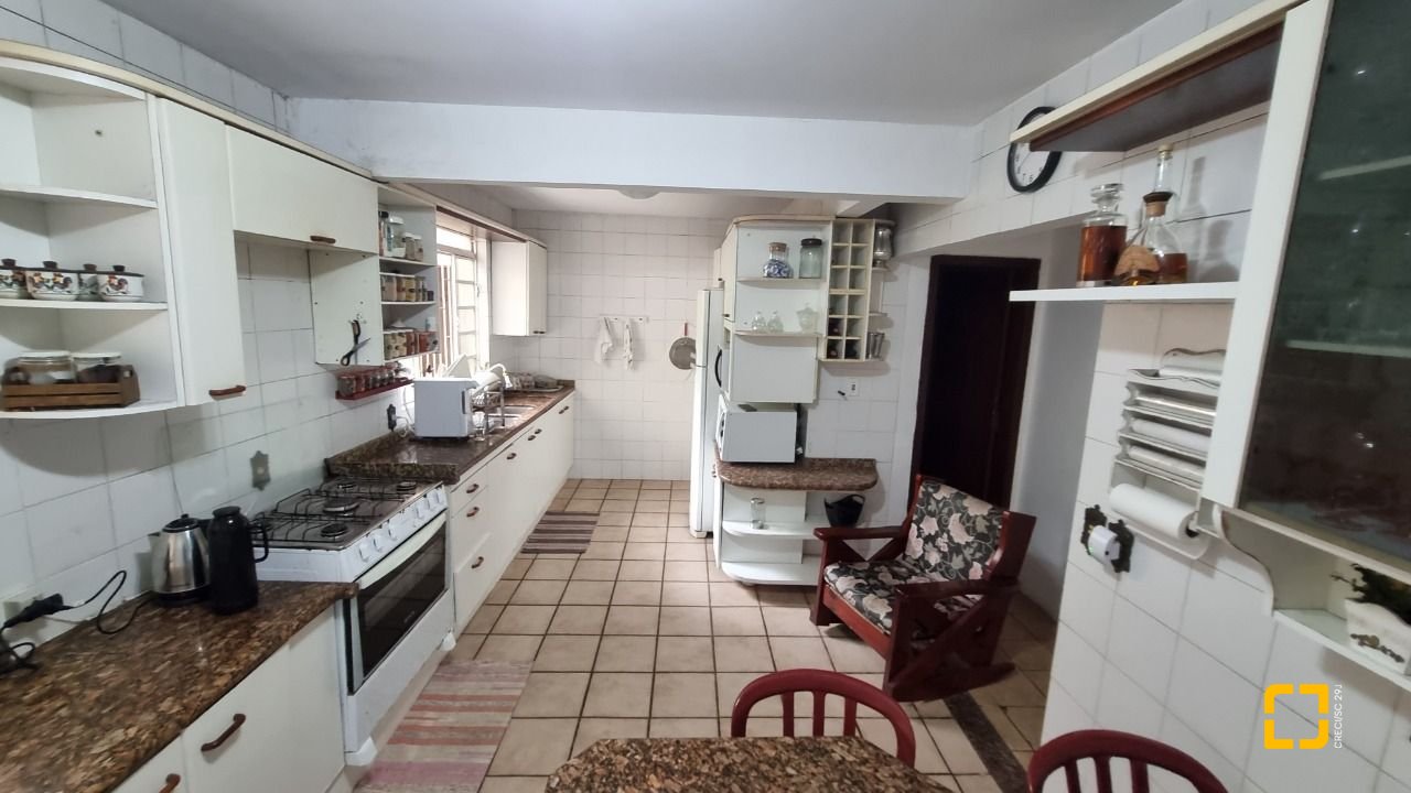 Casa com 274m², 8 quartos (sendo 3 suítes), 4 garagens, no bairro Itaguaçu em Florianópolis
