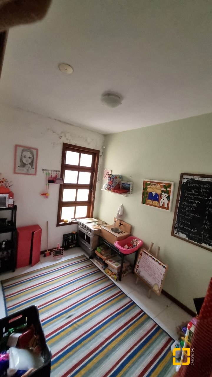 Casa com 274m², 8 quartos (sendo 3 suítes), 4 garagens, no bairro Itaguaçu em Florianópolis