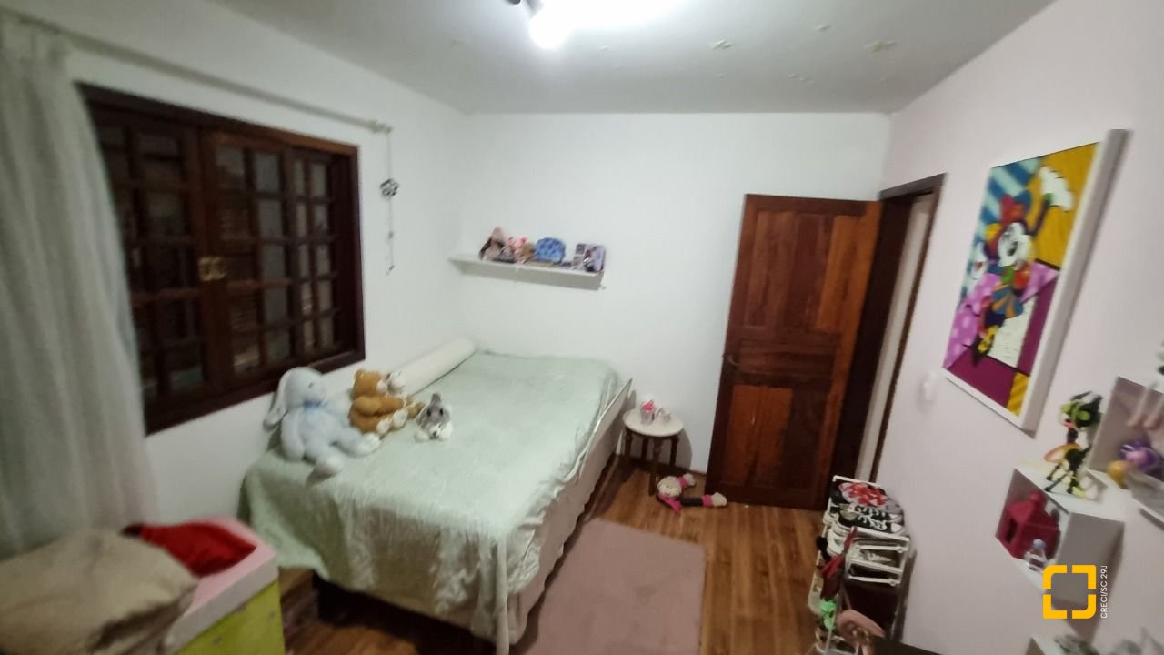Casa com 274m², 8 quartos (sendo 3 suítes), 4 garagens, no bairro Itaguaçu em Florianópolis