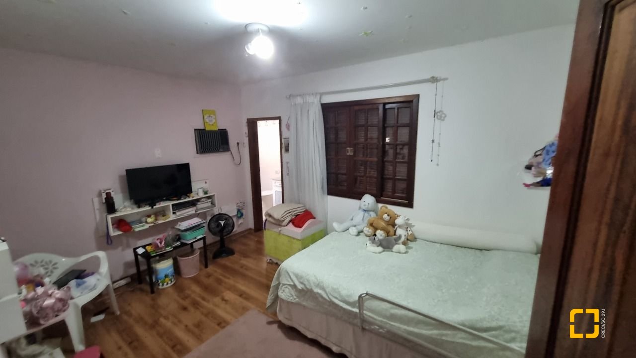 Casa com 274m², 8 quartos (sendo 3 suítes), 4 garagens, no bairro Itaguaçu em Florianópolis