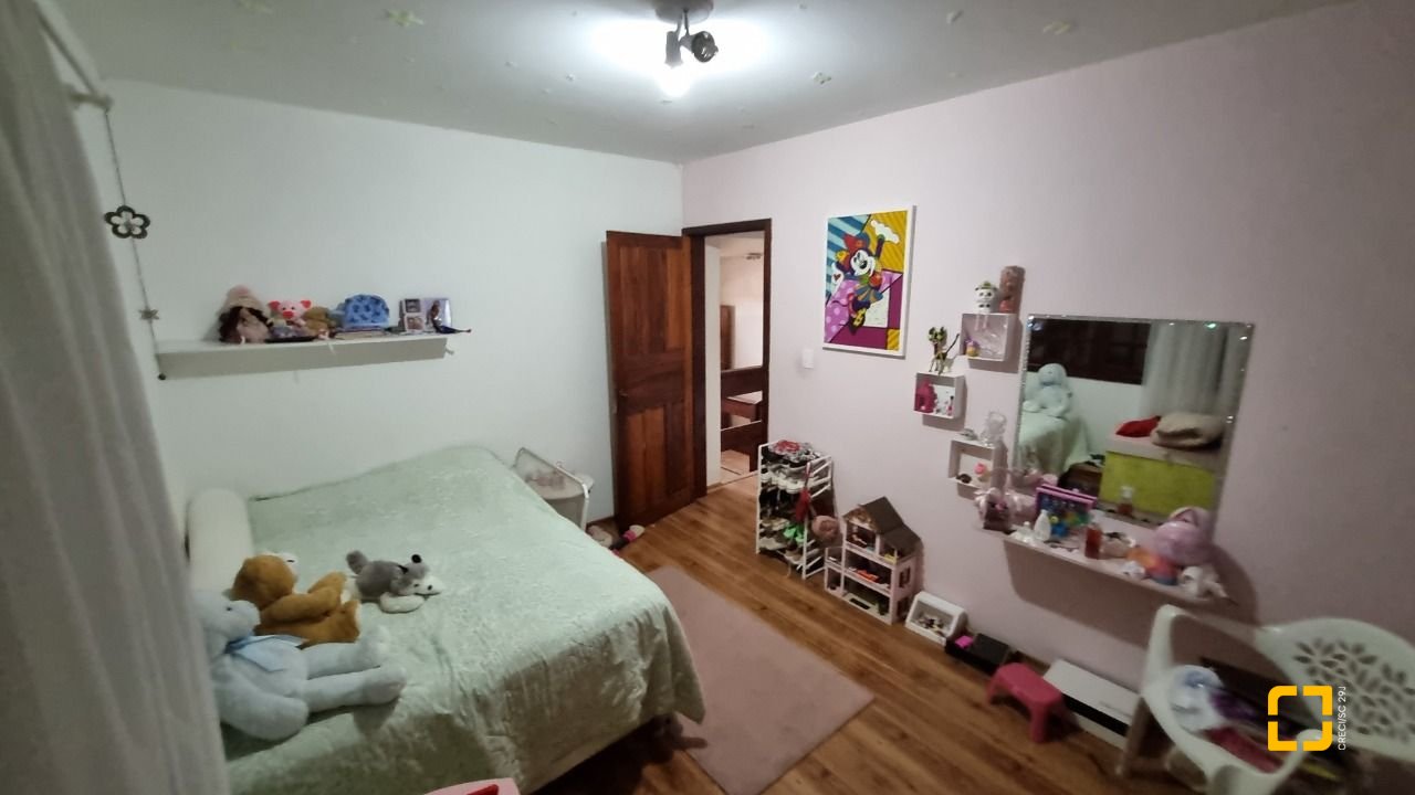Casa com 274m², 8 quartos (sendo 3 suítes), 4 garagens, no bairro Itaguaçu em Florianópolis