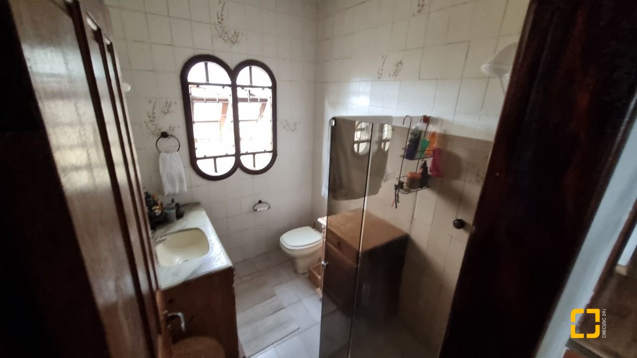 Casa com 274m², 8 quartos (sendo 3 suítes), 4 garagens, no bairro Itaguaçu em Florianópolis