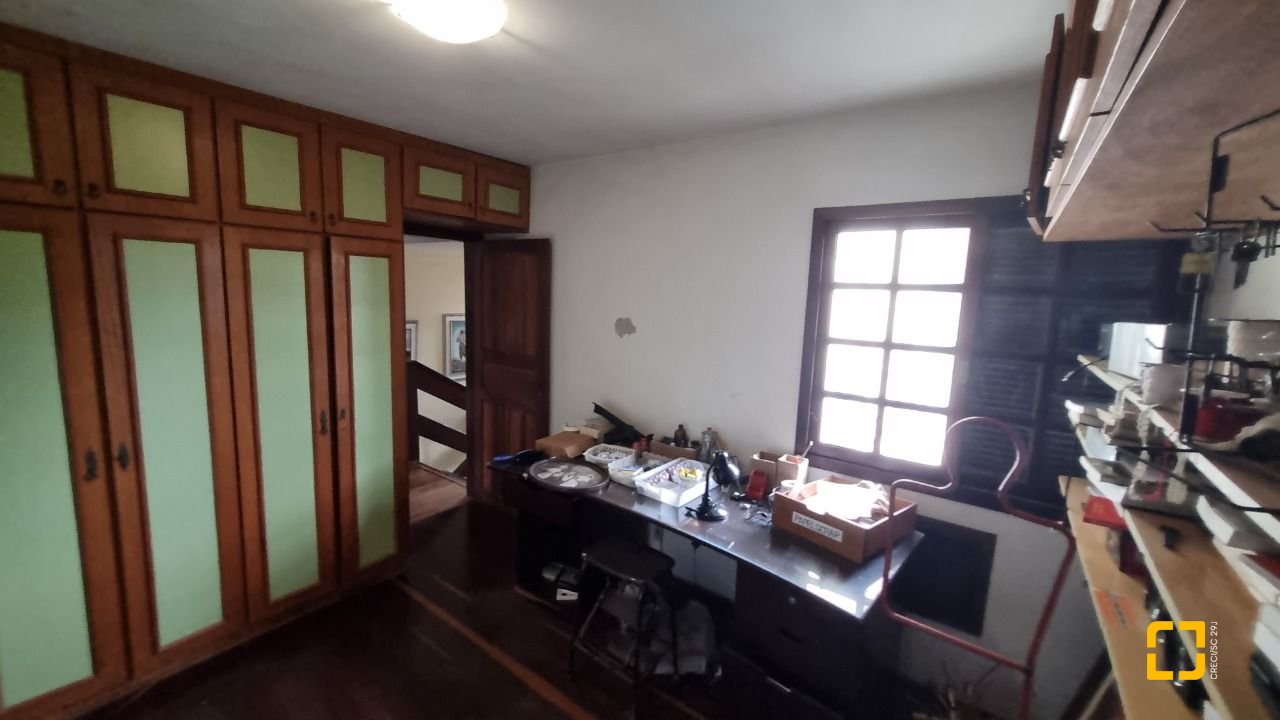Casa com 274m², 8 quartos (sendo 3 suítes), 4 garagens, no bairro Itaguaçu em Florianópolis
