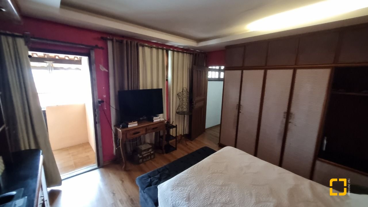 Casa com 274m², 8 quartos (sendo 3 suítes), 4 garagens, no bairro Itaguaçu em Florianópolis