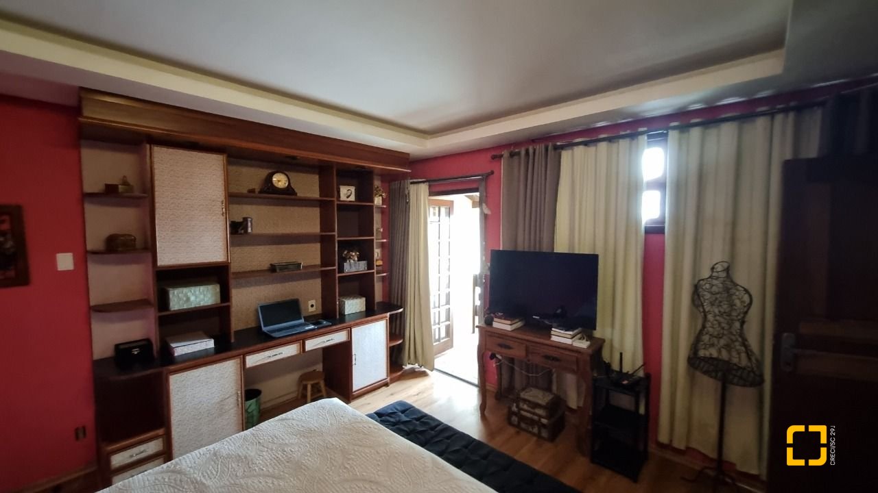 Casa com 274m², 8 quartos (sendo 3 suítes), 4 garagens, no bairro Itaguaçu em Florianópolis