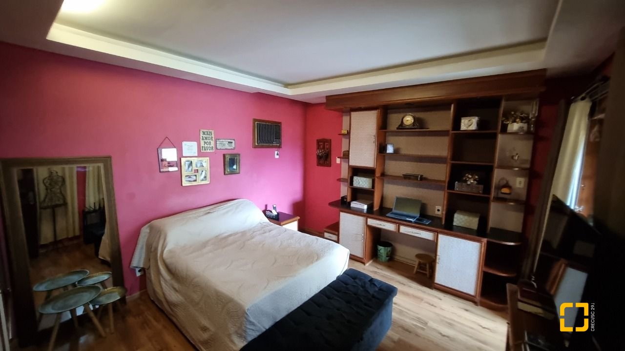 Casa com 274m², 8 quartos (sendo 3 suítes), 4 garagens, no bairro Itaguaçu em Florianópolis