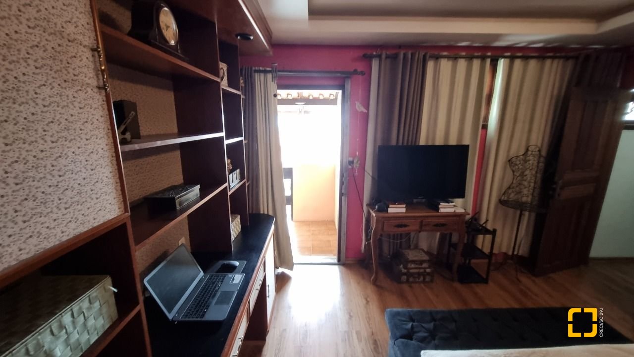 Casa com 274m², 8 quartos (sendo 3 suítes), 4 garagens, no bairro Itaguaçu em Florianópolis