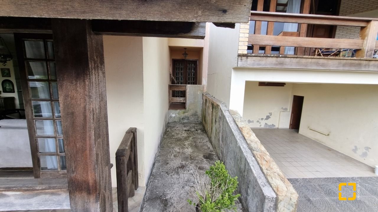 Casa com 274m², 8 quartos (sendo 3 suítes), 4 garagens, no bairro Itaguaçu em Florianópolis