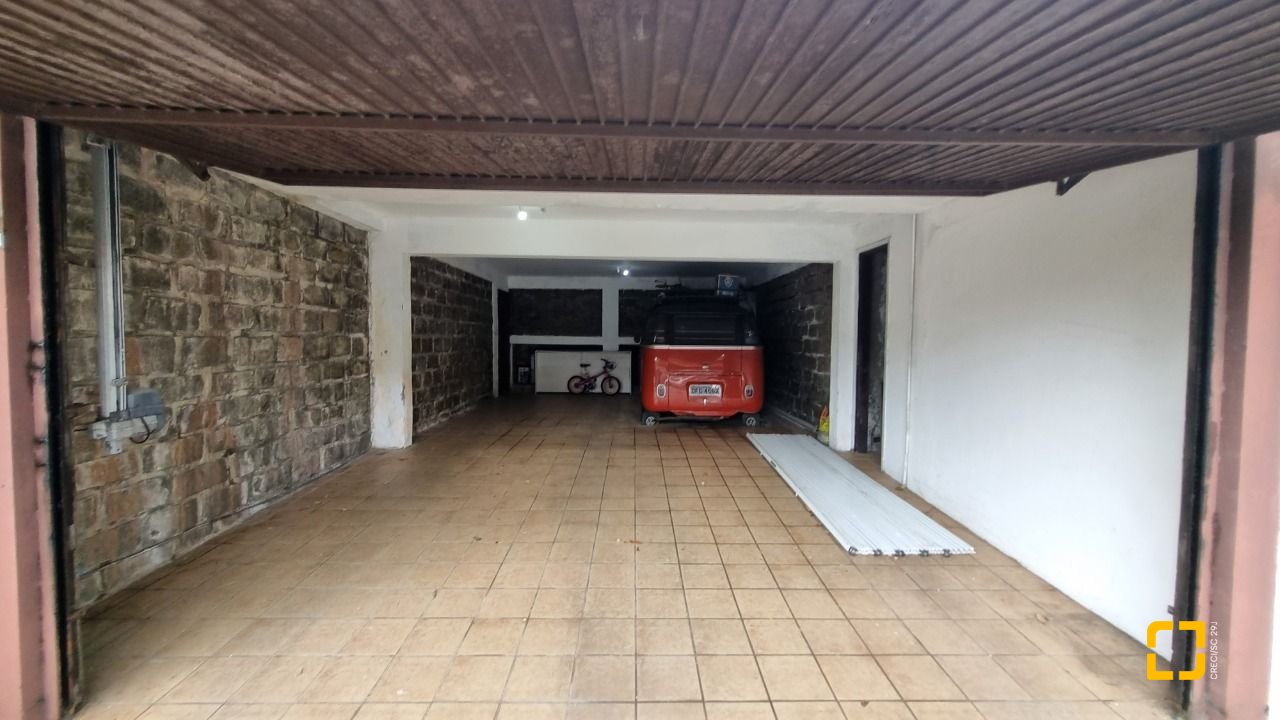 Casa com 274m², 8 quartos (sendo 3 suítes), 4 garagens, no bairro Itaguaçu em Florianópolis