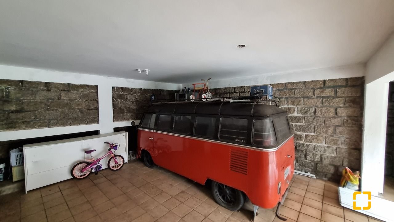 Casa com 274m², 8 quartos (sendo 3 suítes), 4 garagens, no bairro Itaguaçu em Florianópolis