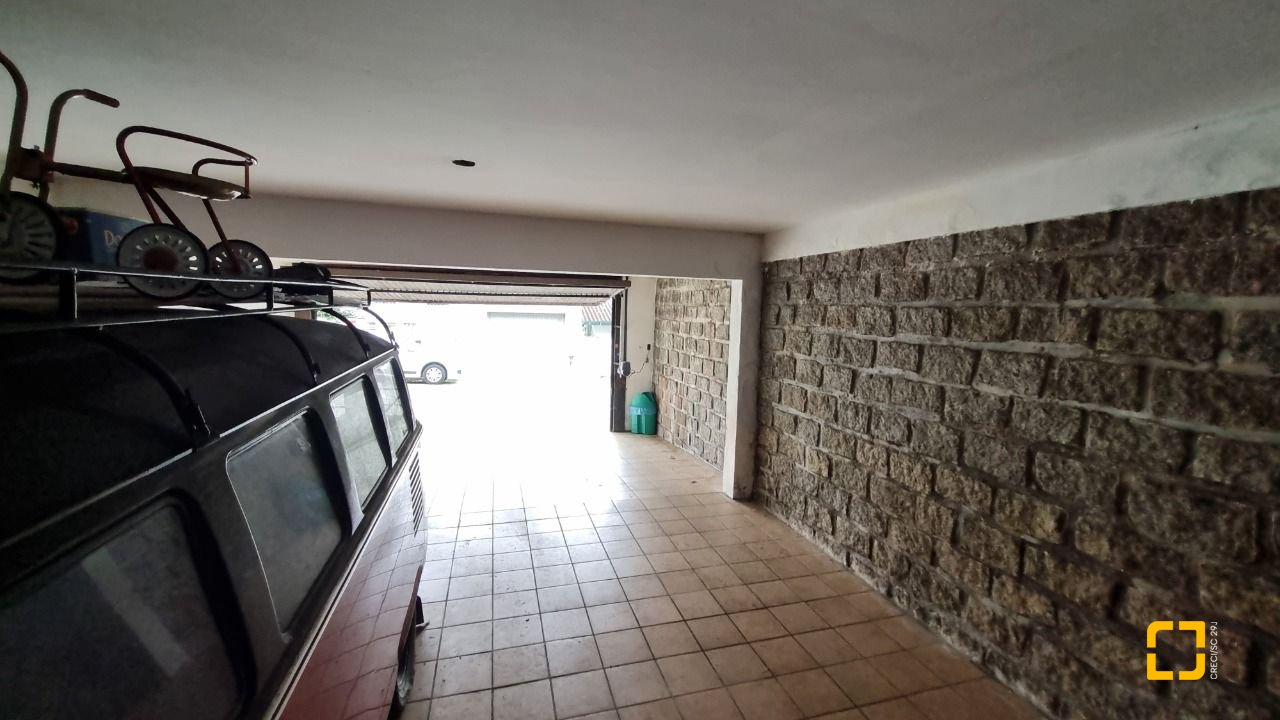Casa com 274m², 8 quartos (sendo 3 suítes), 4 garagens, no bairro Itaguaçu em Florianópolis