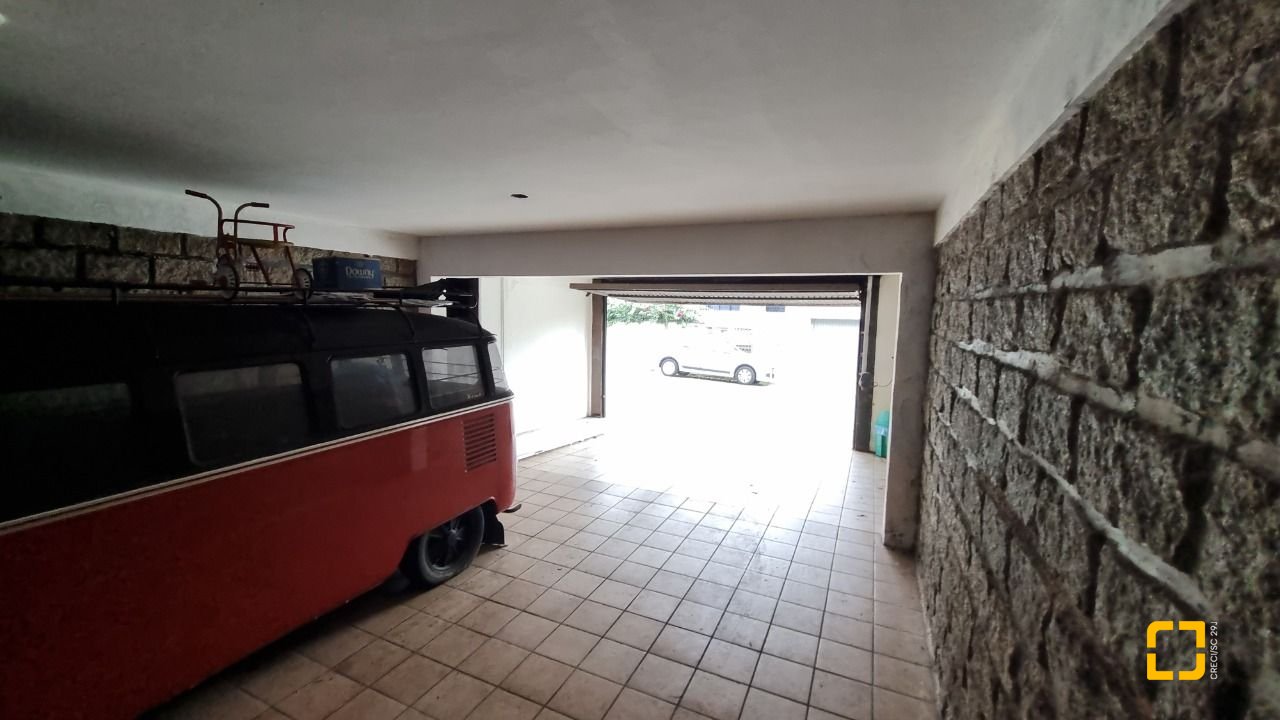 Casa com 274m², 8 quartos (sendo 3 suítes), 4 garagens, no bairro Itaguaçu em Florianópolis