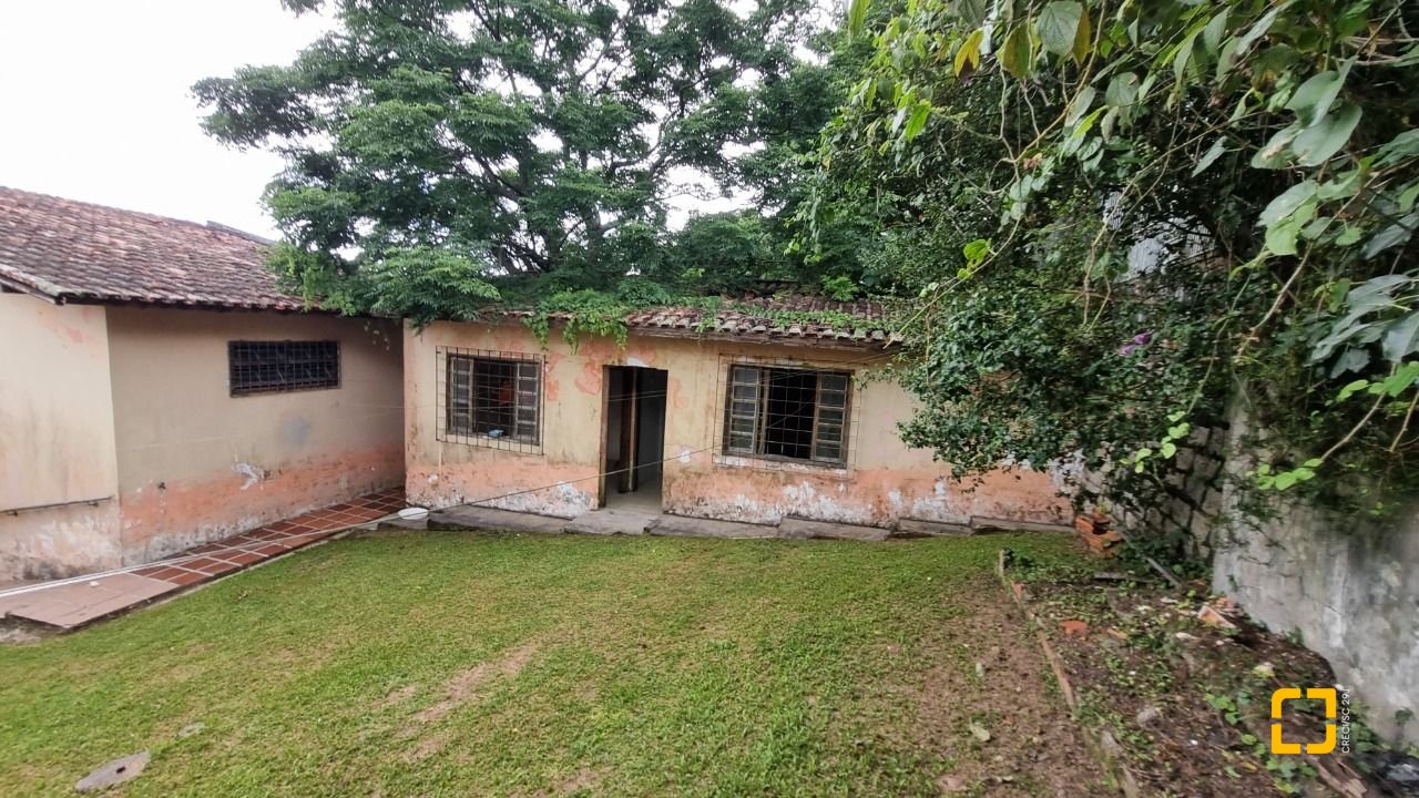 Casa com 274m², 8 quartos (sendo 3 suítes), 4 garagens, no bairro Itaguaçu em Florianópolis