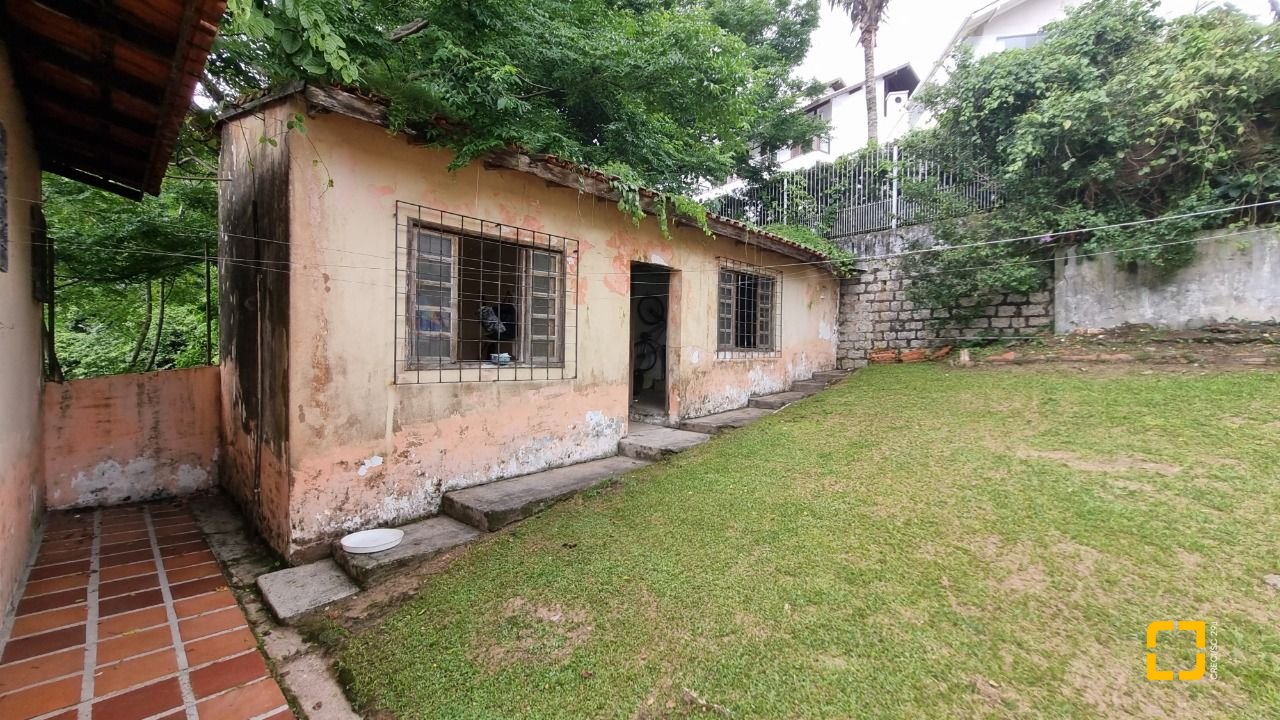 Casa com 274m², 8 quartos (sendo 3 suítes), 4 garagens, no bairro Itaguaçu em Florianópolis