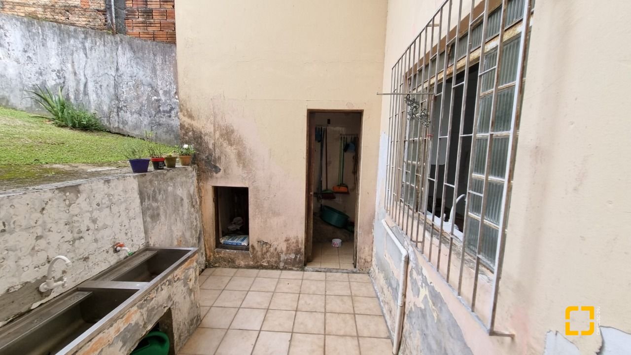 Casa com 274m², 8 quartos (sendo 3 suítes), 4 garagens, no bairro Itaguaçu em Florianópolis