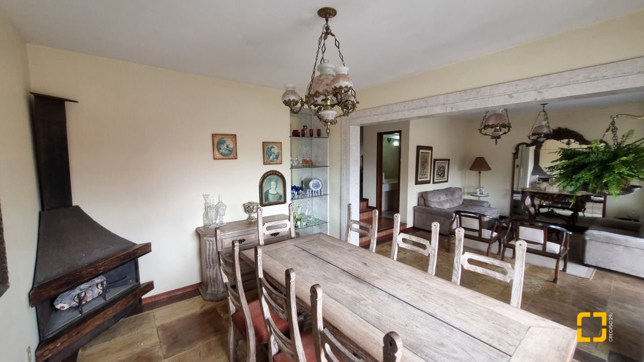 Casa com 274m², 8 quartos (sendo 3 suítes), 4 garagens, no bairro Itaguaçu em Florianópolis