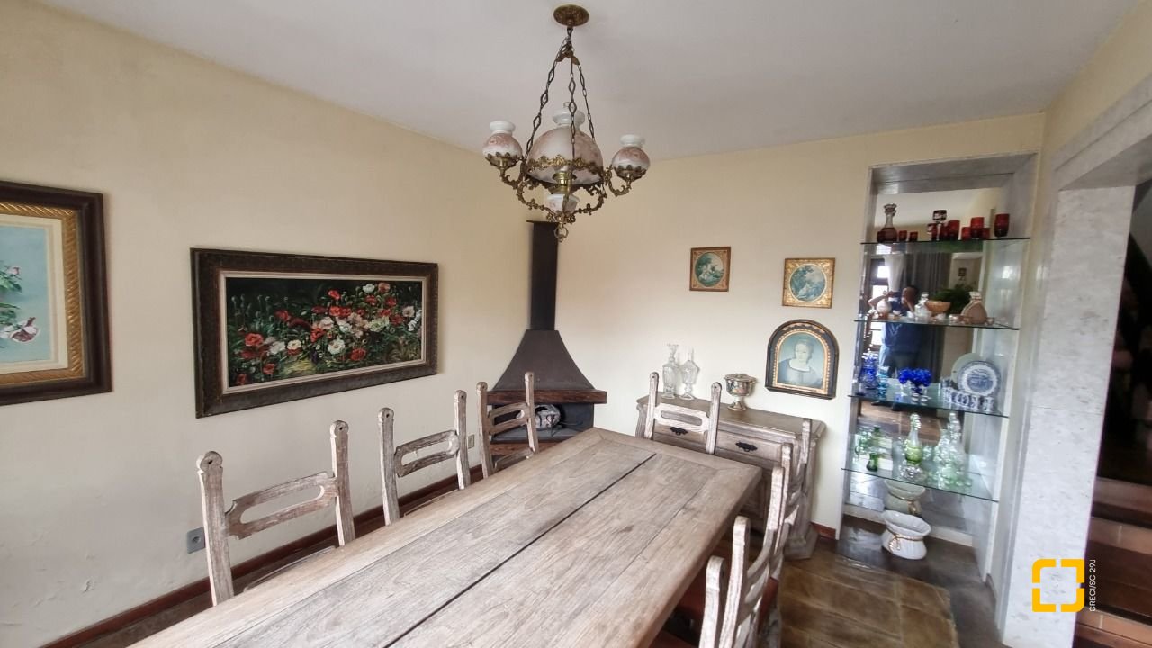 Casa com 274m², 8 quartos (sendo 3 suítes), 4 garagens, no bairro Itaguaçu em Florianópolis