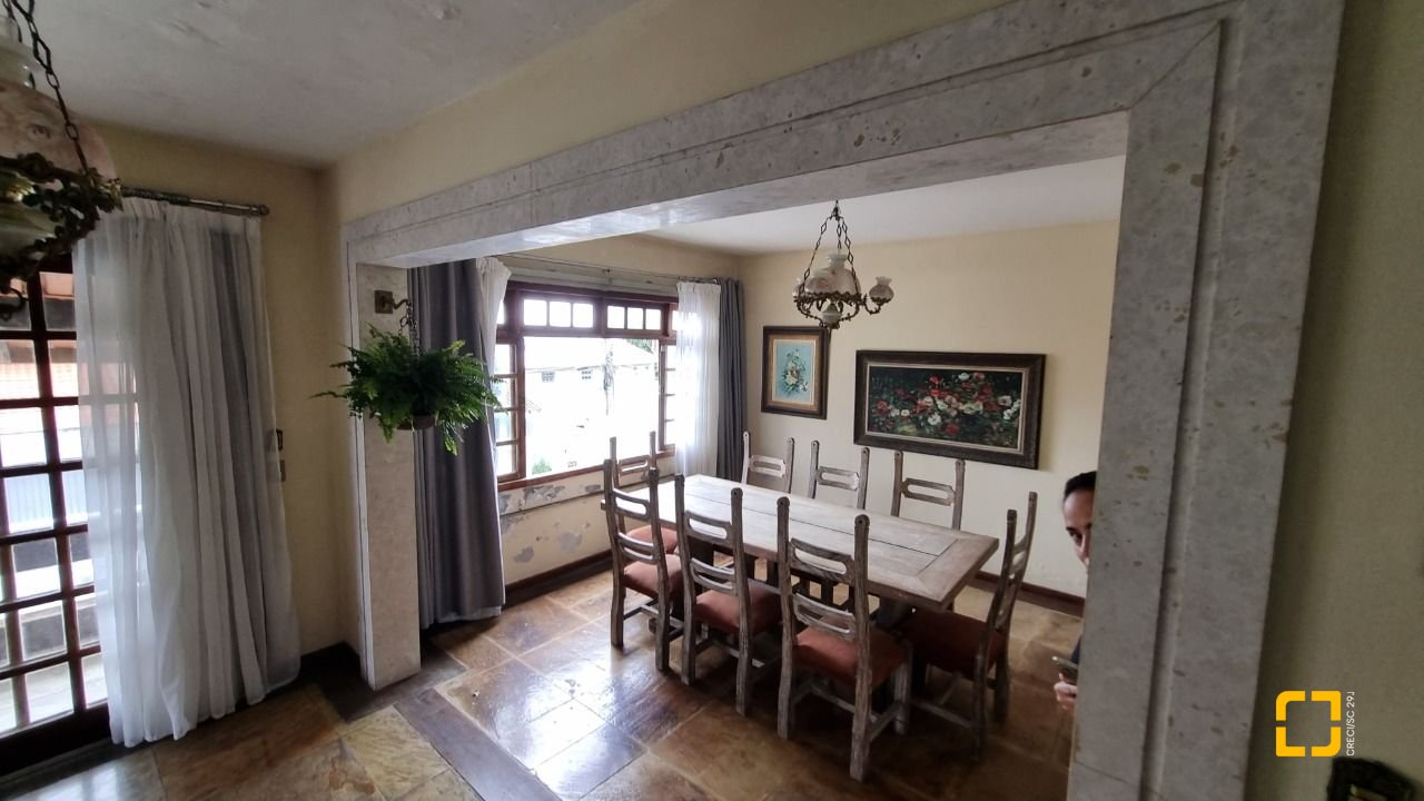 Casa com 274m², 8 quartos (sendo 3 suítes), 4 garagens, no bairro Itaguaçu em Florianópolis