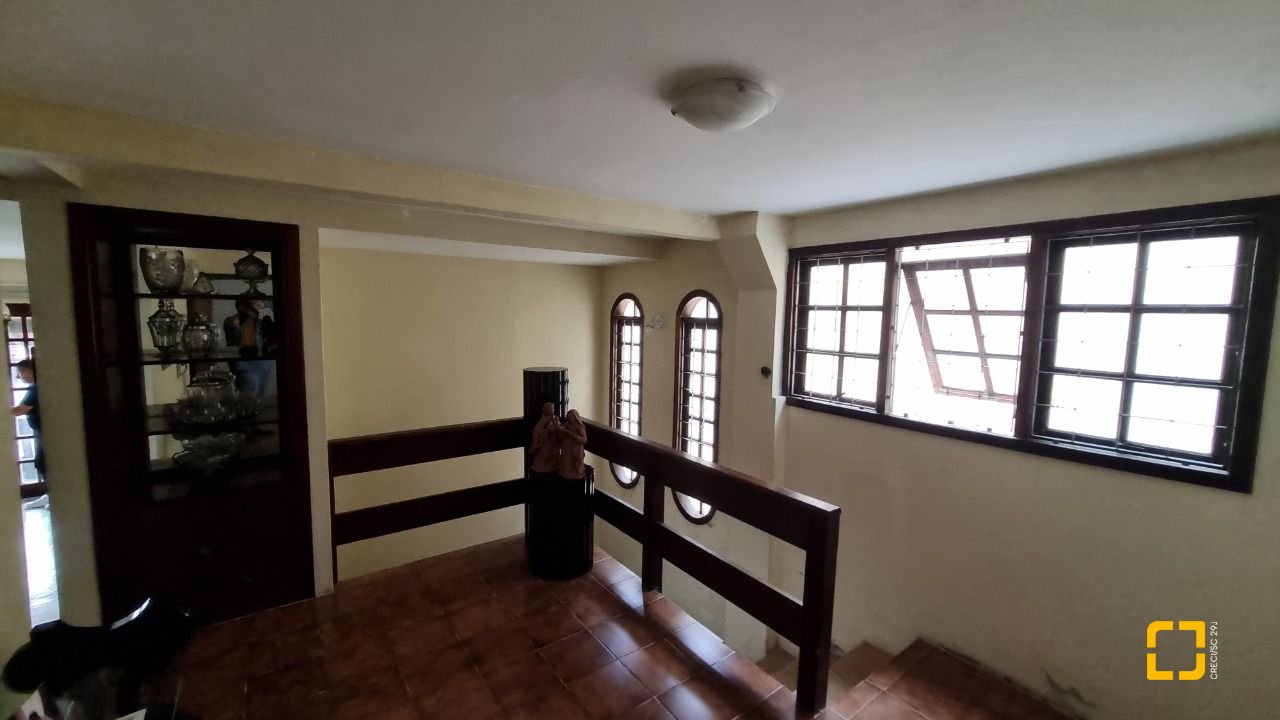 Casa com 274m², 8 quartos (sendo 3 suítes), 4 garagens, no bairro Itaguaçu em Florianópolis
