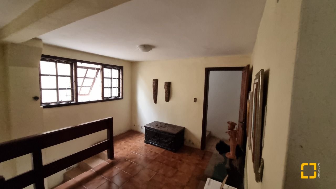 Casa com 274m², 8 quartos (sendo 3 suítes), 4 garagens, no bairro Itaguaçu em Florianópolis