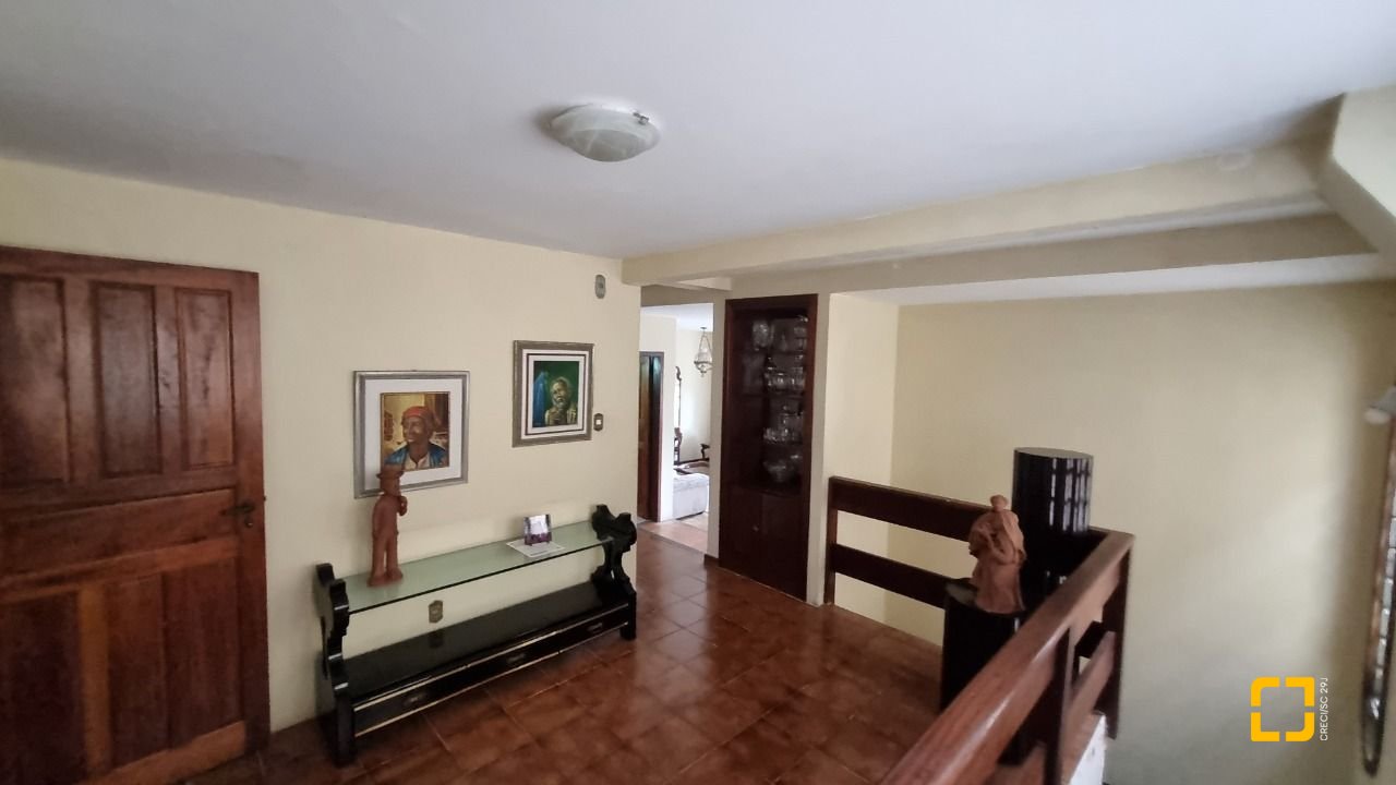Casa com 274m², 8 quartos (sendo 3 suítes), 4 garagens, no bairro Itaguaçu em Florianópolis