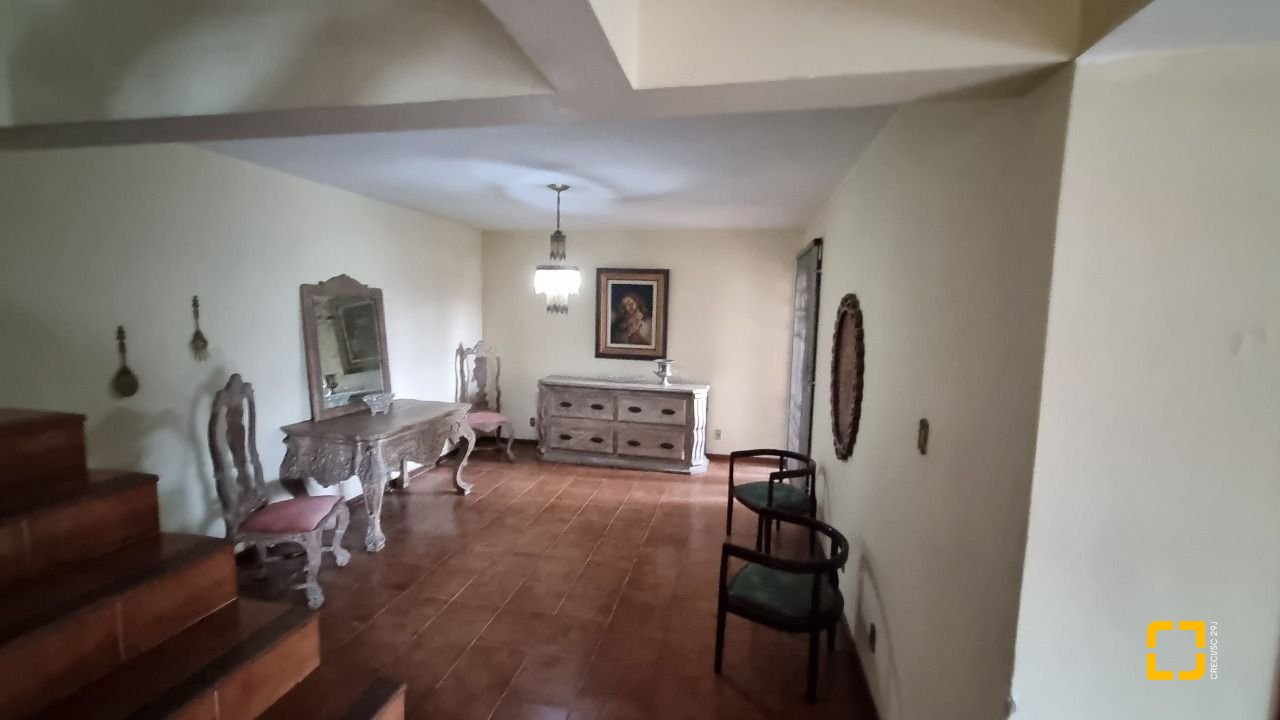 Casa com 274m², 8 quartos (sendo 3 suítes), 4 garagens, no bairro Itaguaçu em Florianópolis