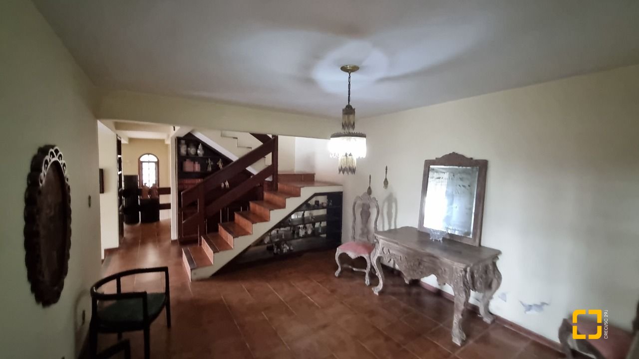 Casa com 274m², 8 quartos (sendo 3 suítes), 4 garagens, no bairro Itaguaçu em Florianópolis
