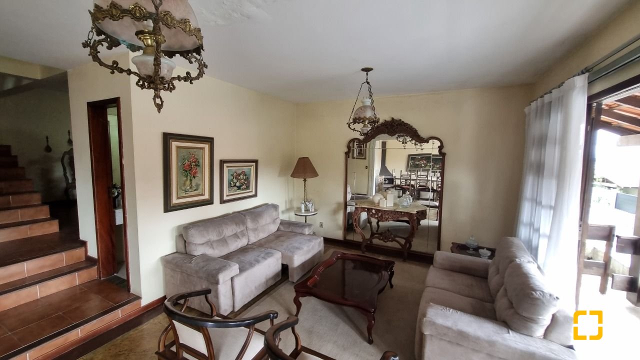 Casa com 274m², 8 quartos (sendo 3 suítes), 4 garagens, no bairro Itaguaçu em Florianópolis
