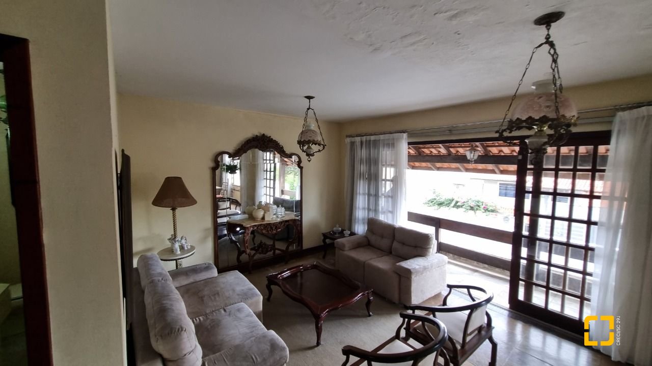 Casa com 274m², 8 quartos (sendo 3 suítes), 4 garagens, no bairro Itaguaçu em Florianópolis