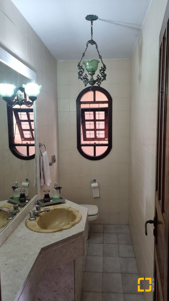 Casa com 274m², 8 quartos (sendo 3 suítes), 4 garagens, no bairro Itaguaçu em Florianópolis
