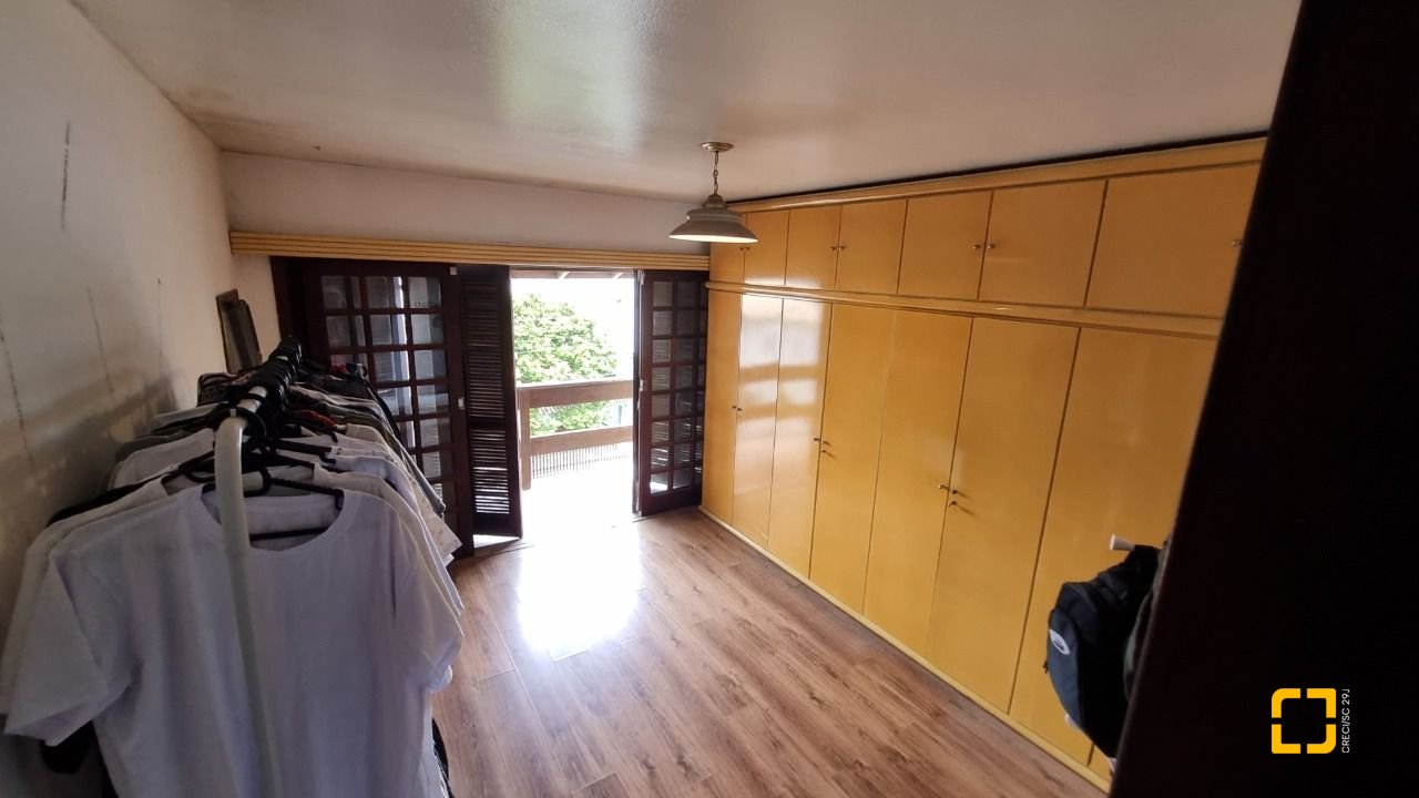 Casa com 274m², 8 quartos (sendo 3 suítes), 4 garagens, no bairro Itaguaçu em Florianópolis