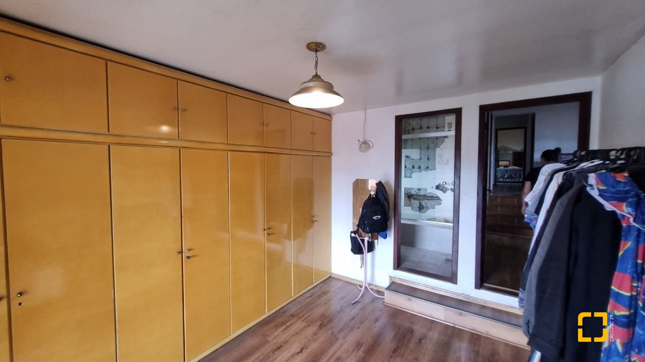 Casa com 274m², 8 quartos (sendo 3 suítes), 4 garagens, no bairro Itaguaçu em Florianópolis