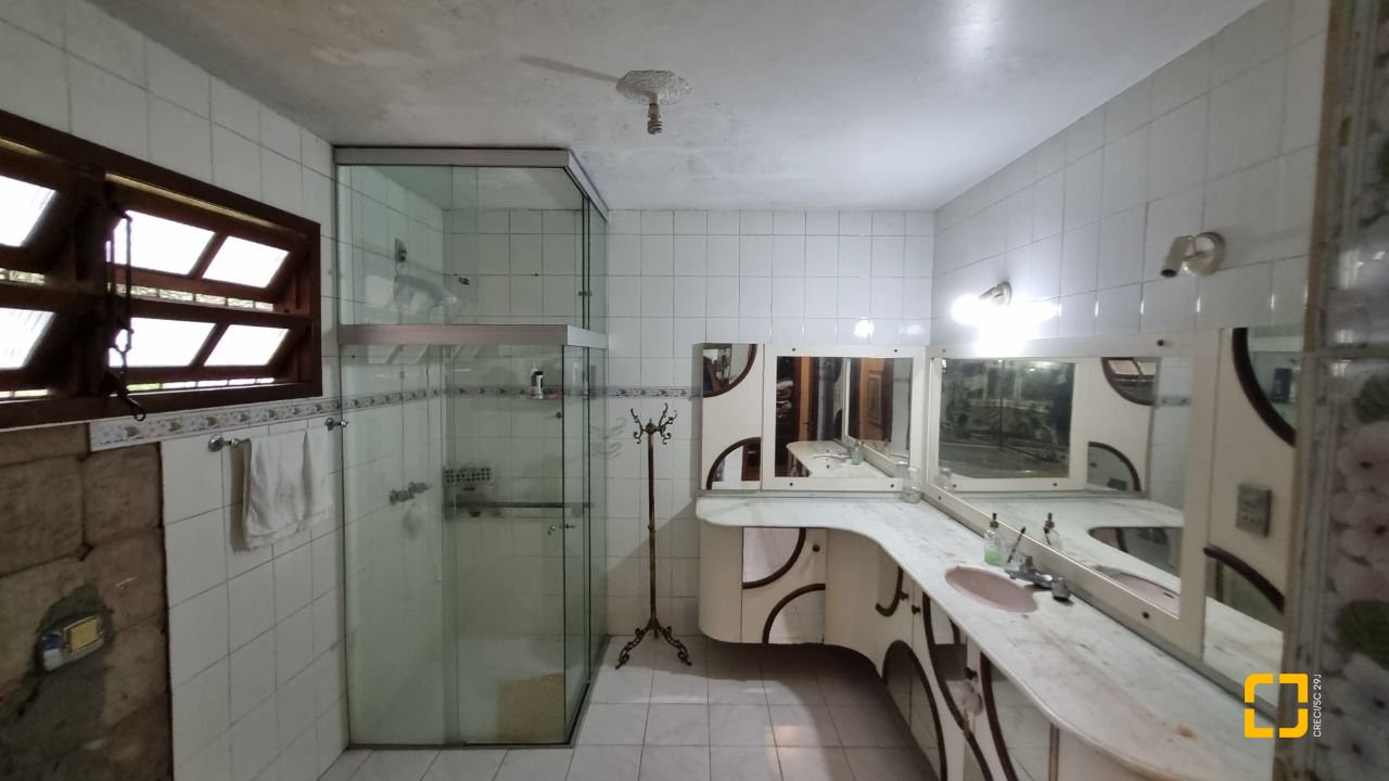Casa com 274m², 8 quartos (sendo 3 suítes), 4 garagens, no bairro Itaguaçu em Florianópolis