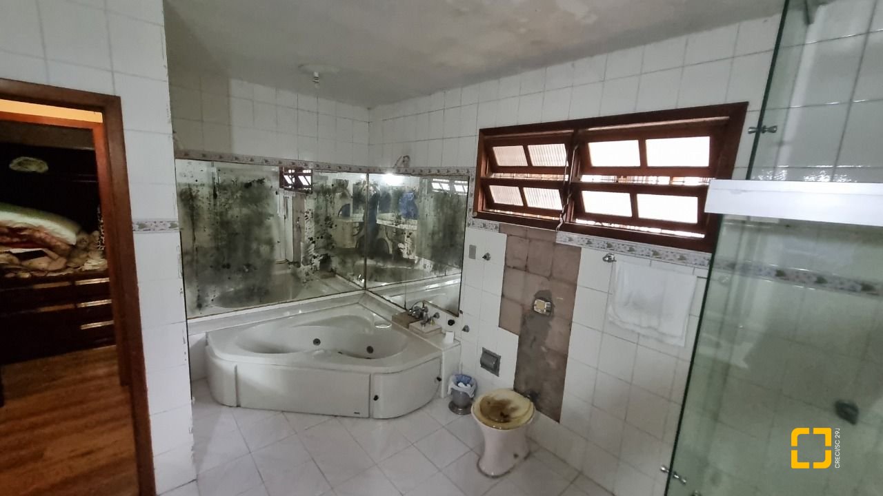 Casa com 274m², 8 quartos (sendo 3 suítes), 4 garagens, no bairro Itaguaçu em Florianópolis