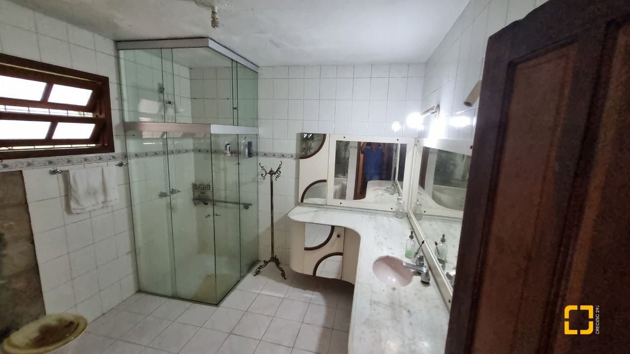 Casa com 274m², 8 quartos (sendo 3 suítes), 4 garagens, no bairro Itaguaçu em Florianópolis