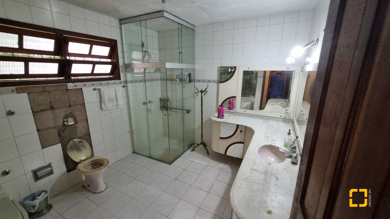 Casa com 274m², 8 quartos (sendo 3 suítes), 4 garagens, no bairro Itaguaçu em Florianópolis