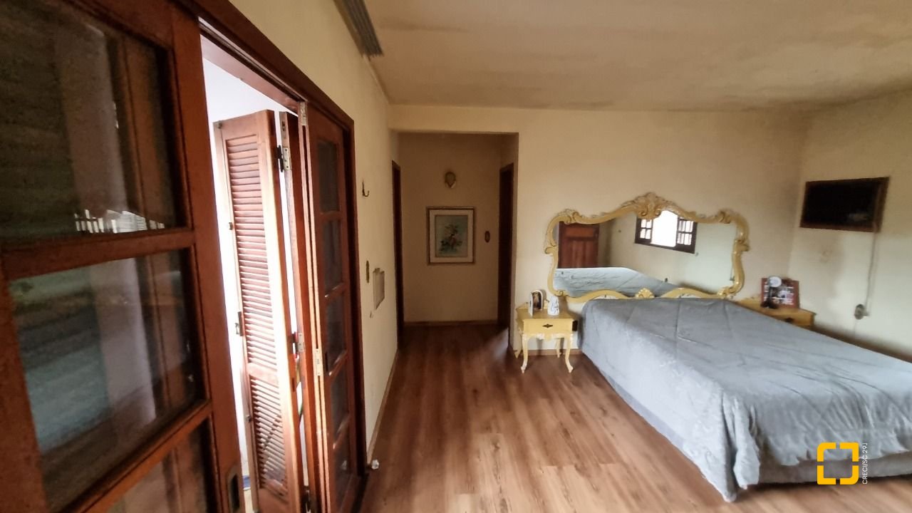 Casa com 274m², 8 quartos (sendo 3 suítes), 4 garagens, no bairro Itaguaçu em Florianópolis