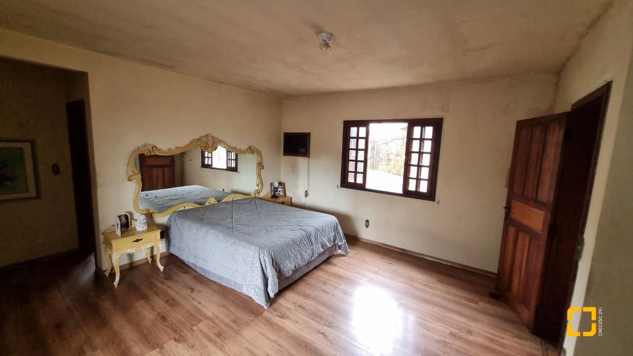 Casa com 274m², 8 quartos (sendo 3 suítes), 4 garagens, no bairro Itaguaçu em Florianópolis