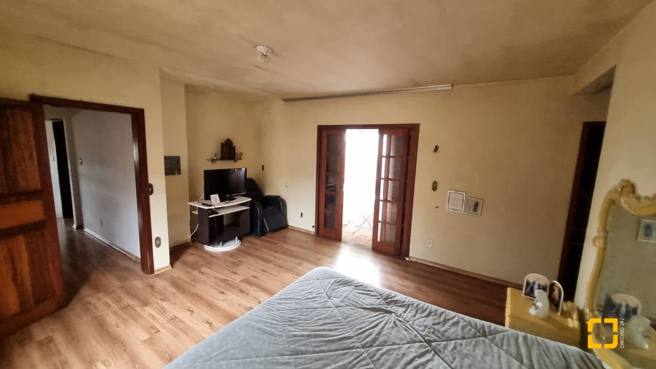 Casa com 274m², 8 quartos (sendo 3 suítes), 4 garagens, no bairro Itaguaçu em Florianópolis